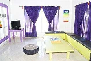 Nicki art surf hostel lounge